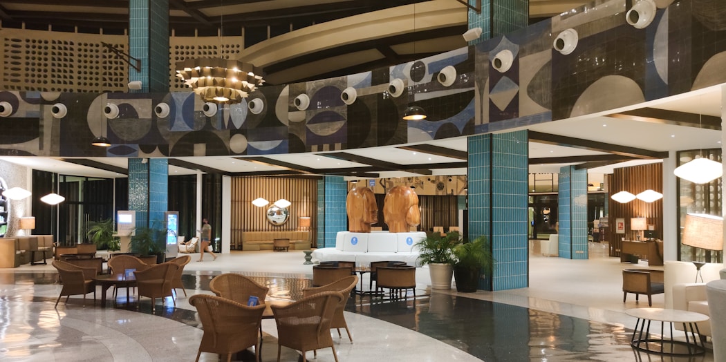 Lobby de hotel para viajeros corporativos