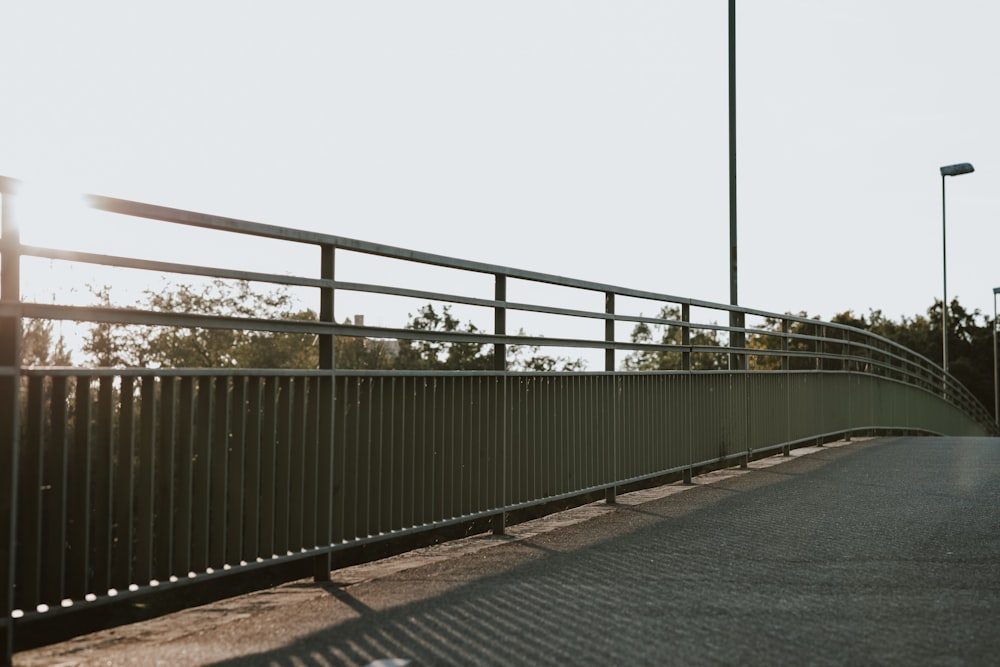 Un hombre montando una patineta a través de un puente