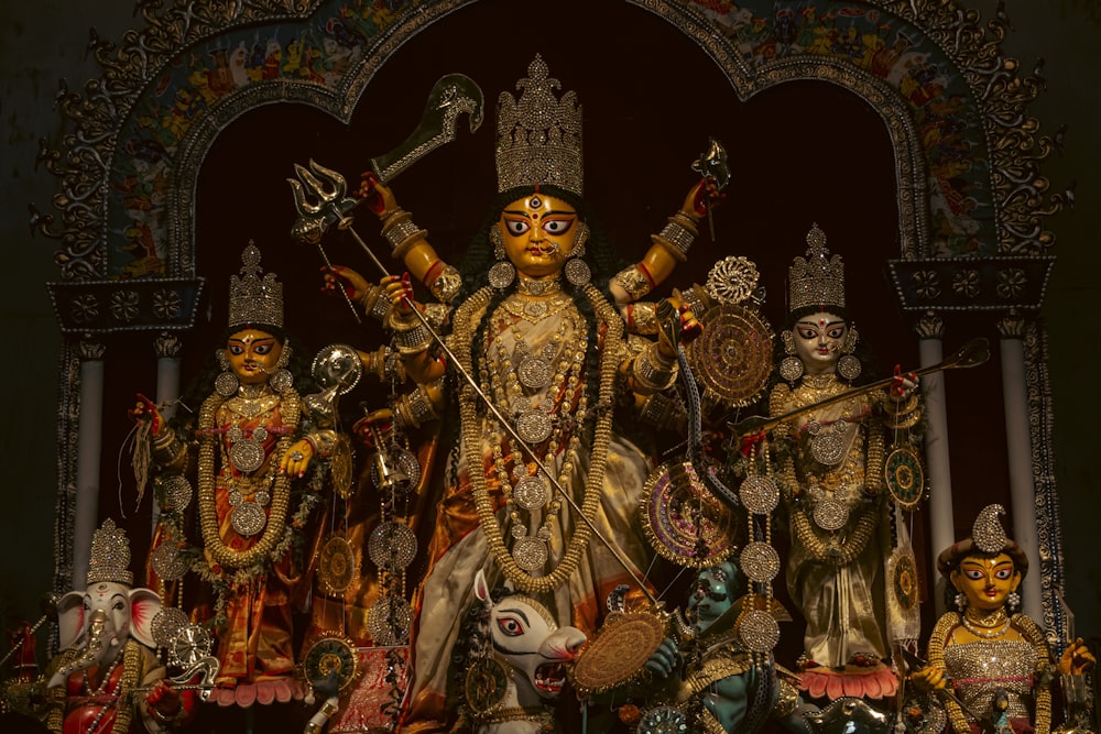Una estatua de un dios hindú rodeada de otras estatuas