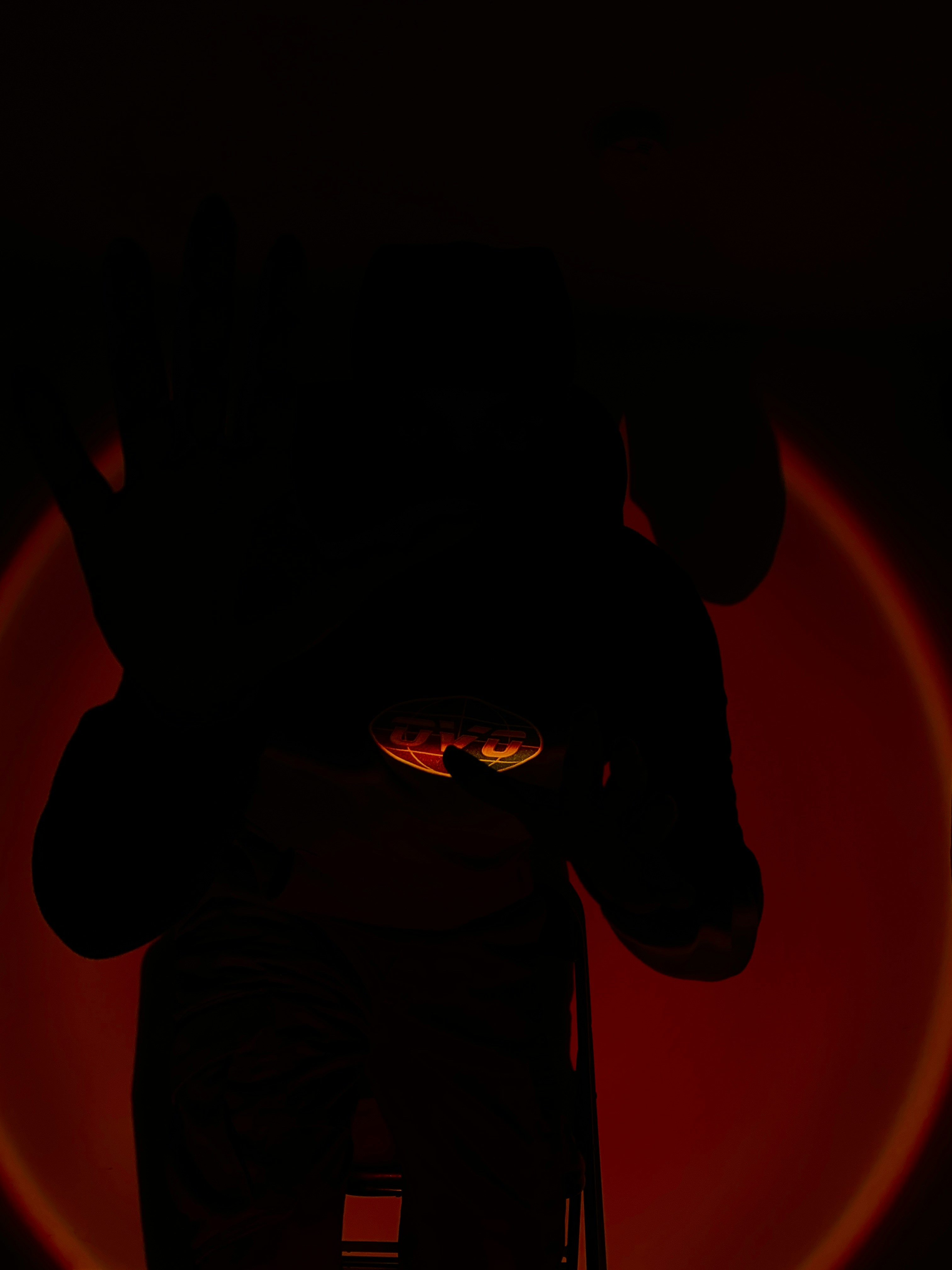 Una persona sentada en una silla en la oscuridad