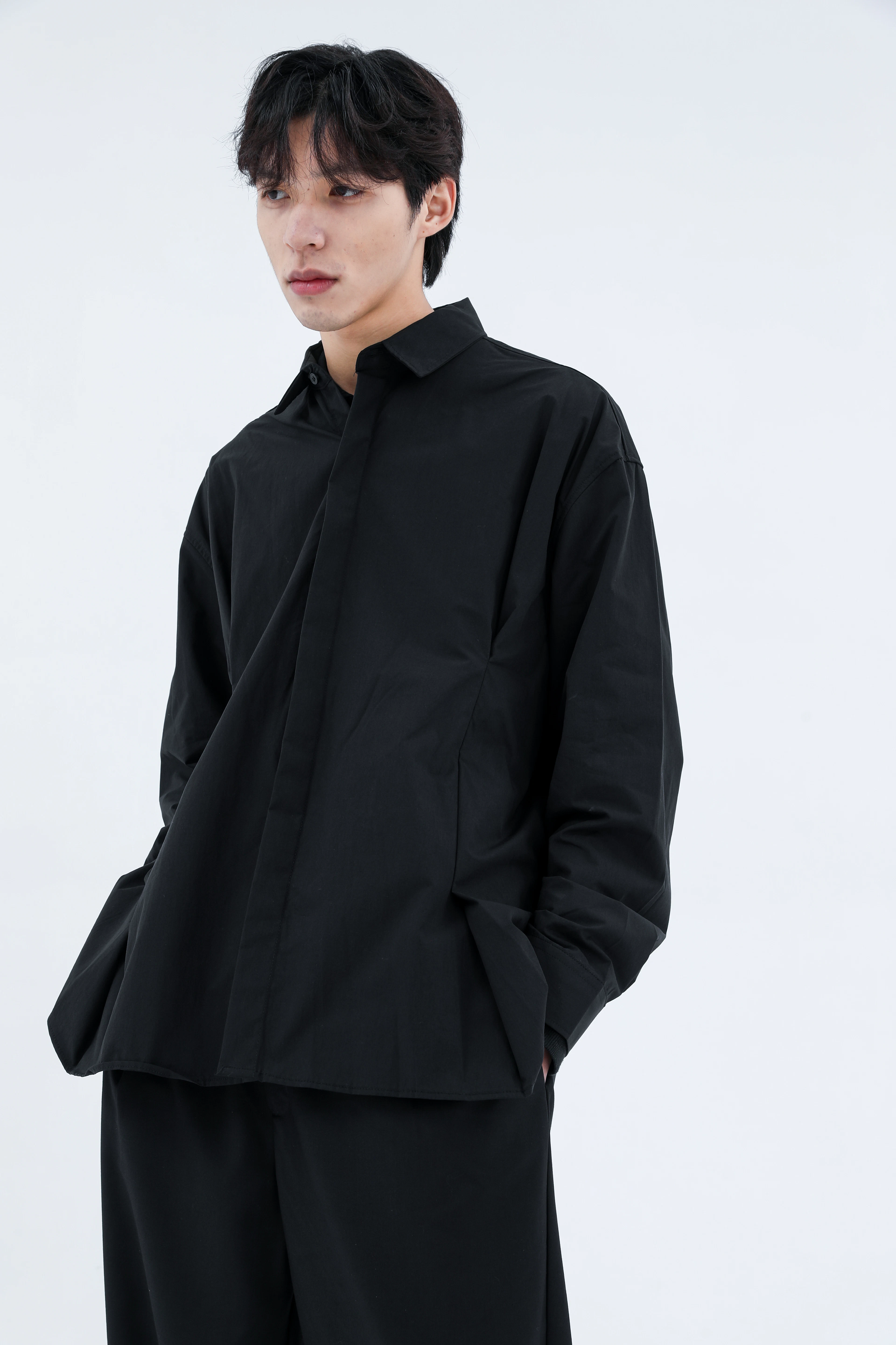 Homme en chemise noire et pantalon noir
