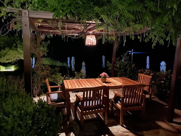 Pergola z drewnianym stołem i zadaszeniem