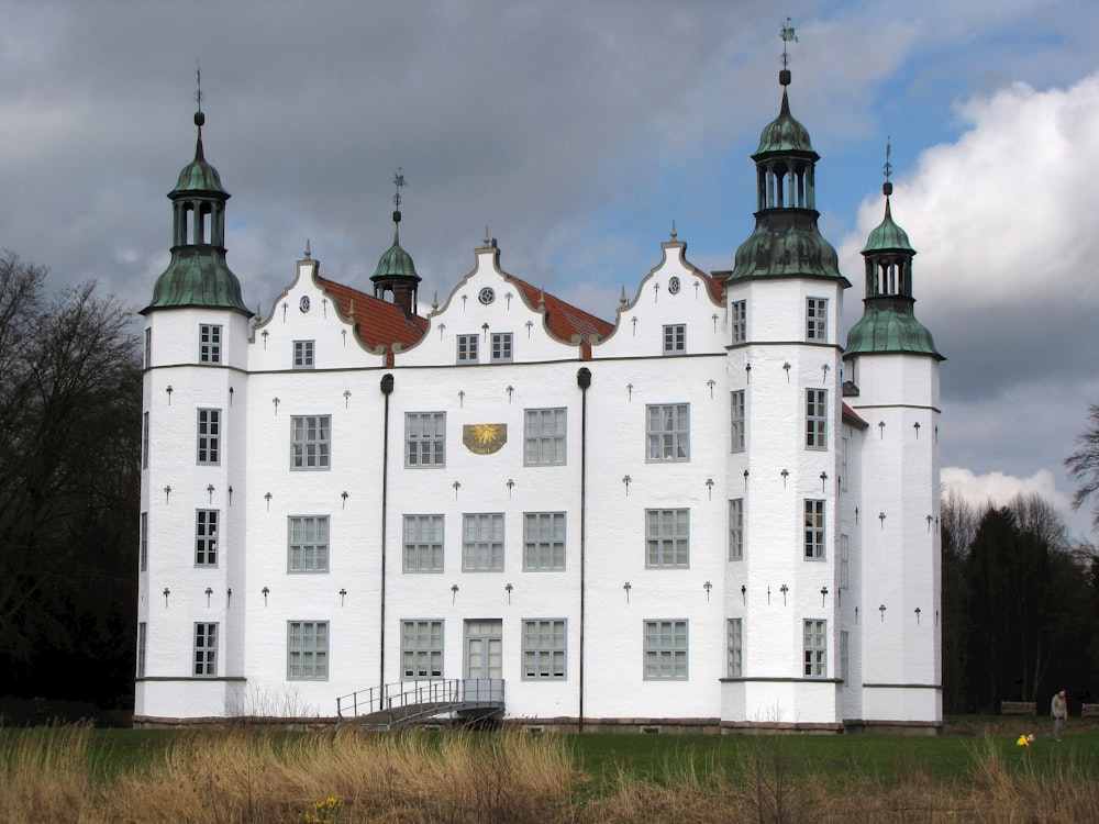 a large white building with two towers on top of it