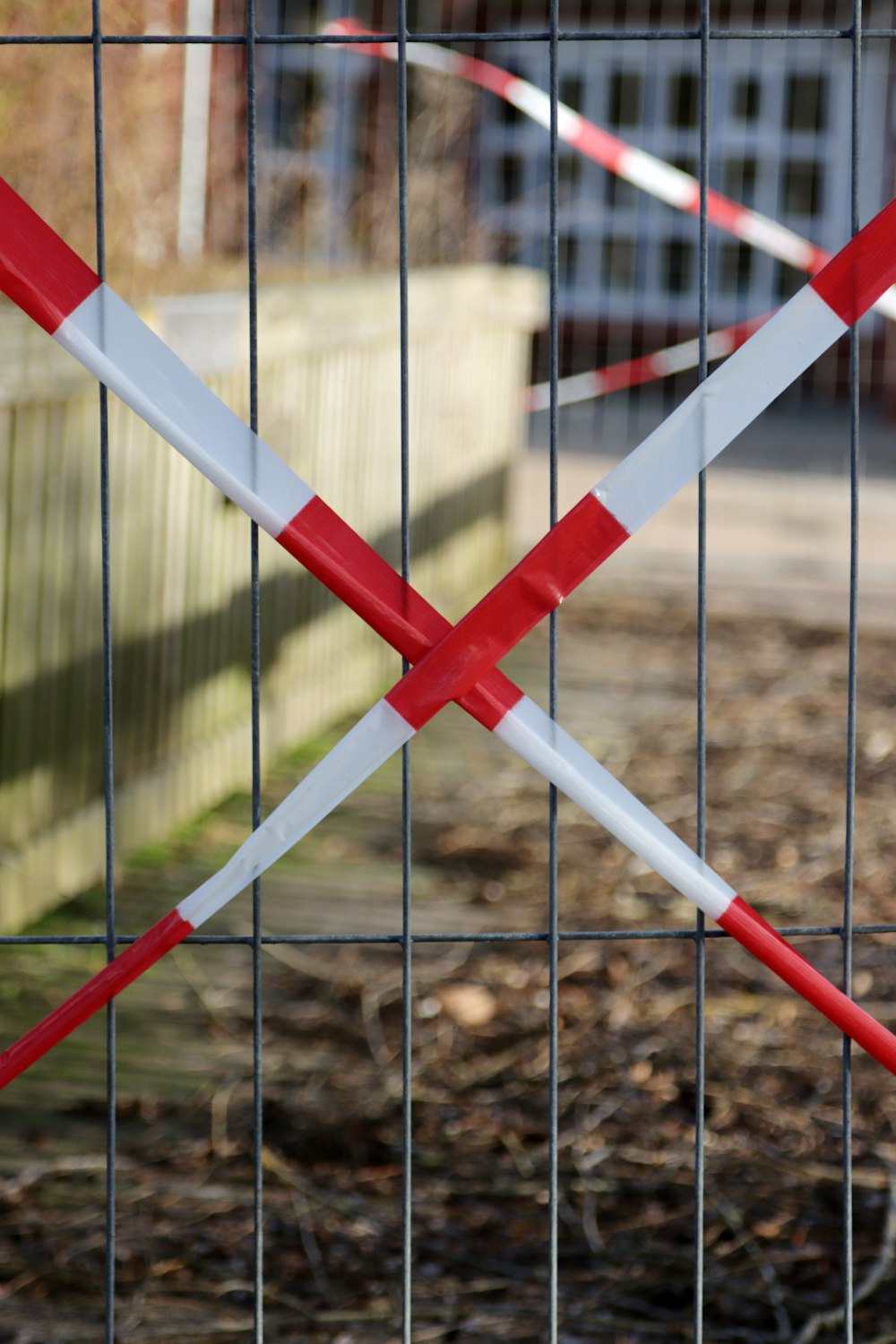 una recinzione con due nastri rossi e bianchi avvolti intorno ad esso
