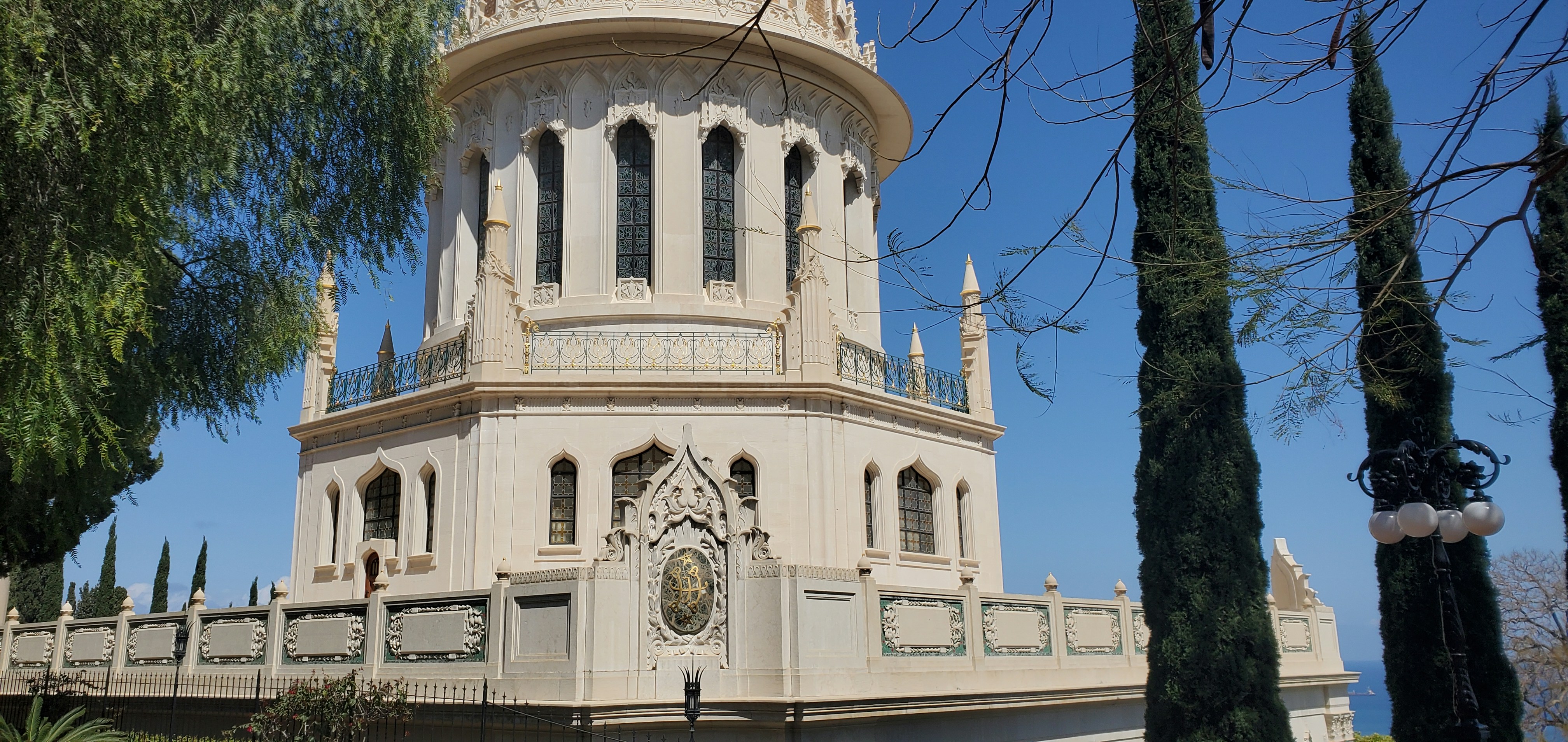 um grande edifício branco com um relógio ao seu lado
