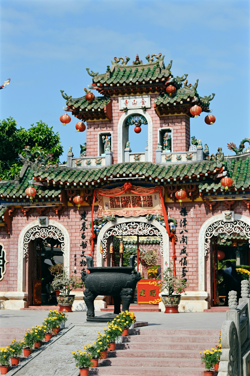 um edifício com uma estátua de uma vaca na frente dele