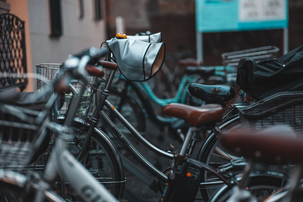 a row of bicycles parked next to each other