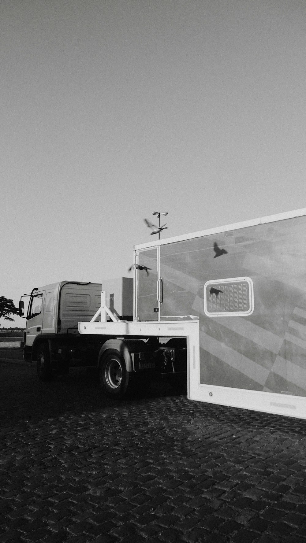 Una foto in bianco e nero di un camion e un rimorchio