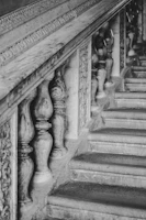 Detailaufnahme einer stilvollen Treppe in einem historischen Gebäude.