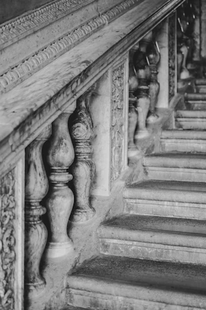 Detailaufnahme einer stilvollen Treppe in einem historischen Gebäude.