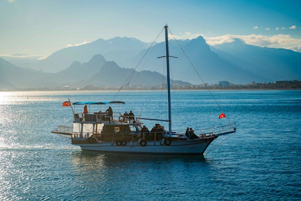 A boat with a lot of people on it in the water — Antalya, Turkey