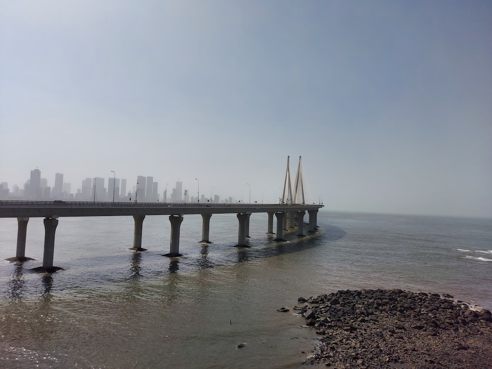 Eine Brücke über ein Gewässer mit einer Stadt im Hintergrund