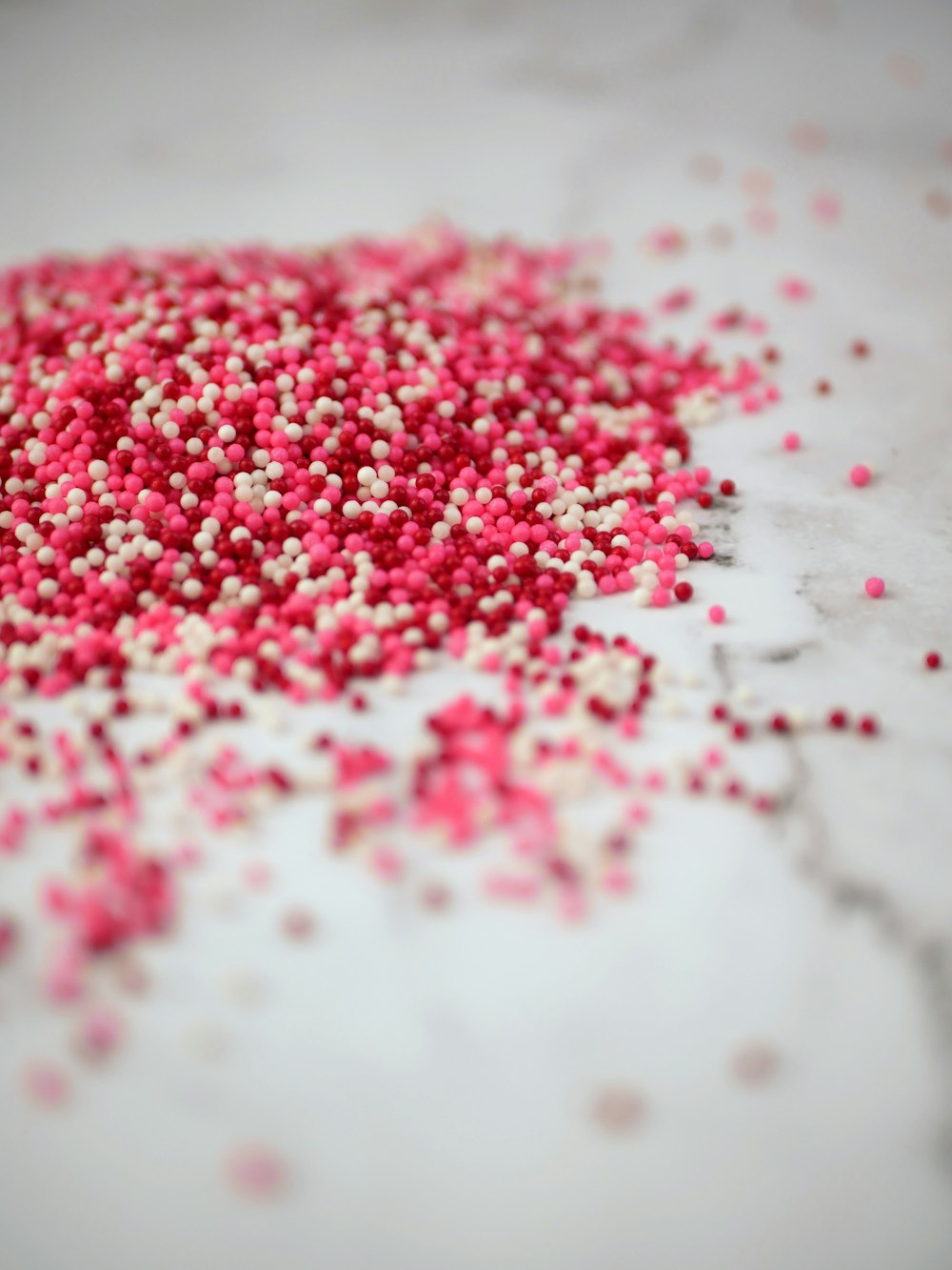 uma pilha de borrifadas rosa e branco sobre uma mesa