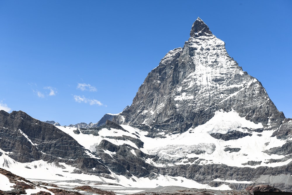 Una montaña muy alta con nieve