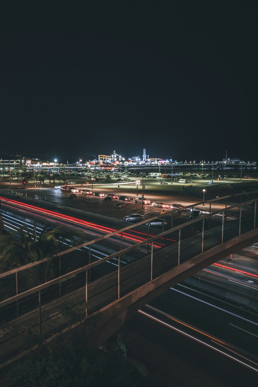 une vue nocturne d’une autoroute avec beaucoup de trafic