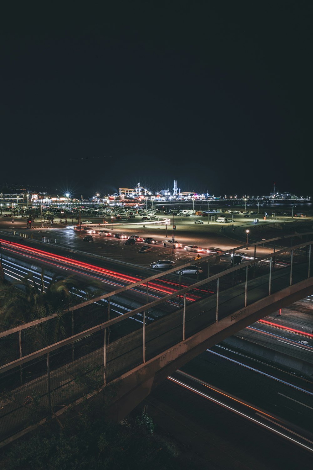 Una vista notturna di un'autostrada con molto traffico