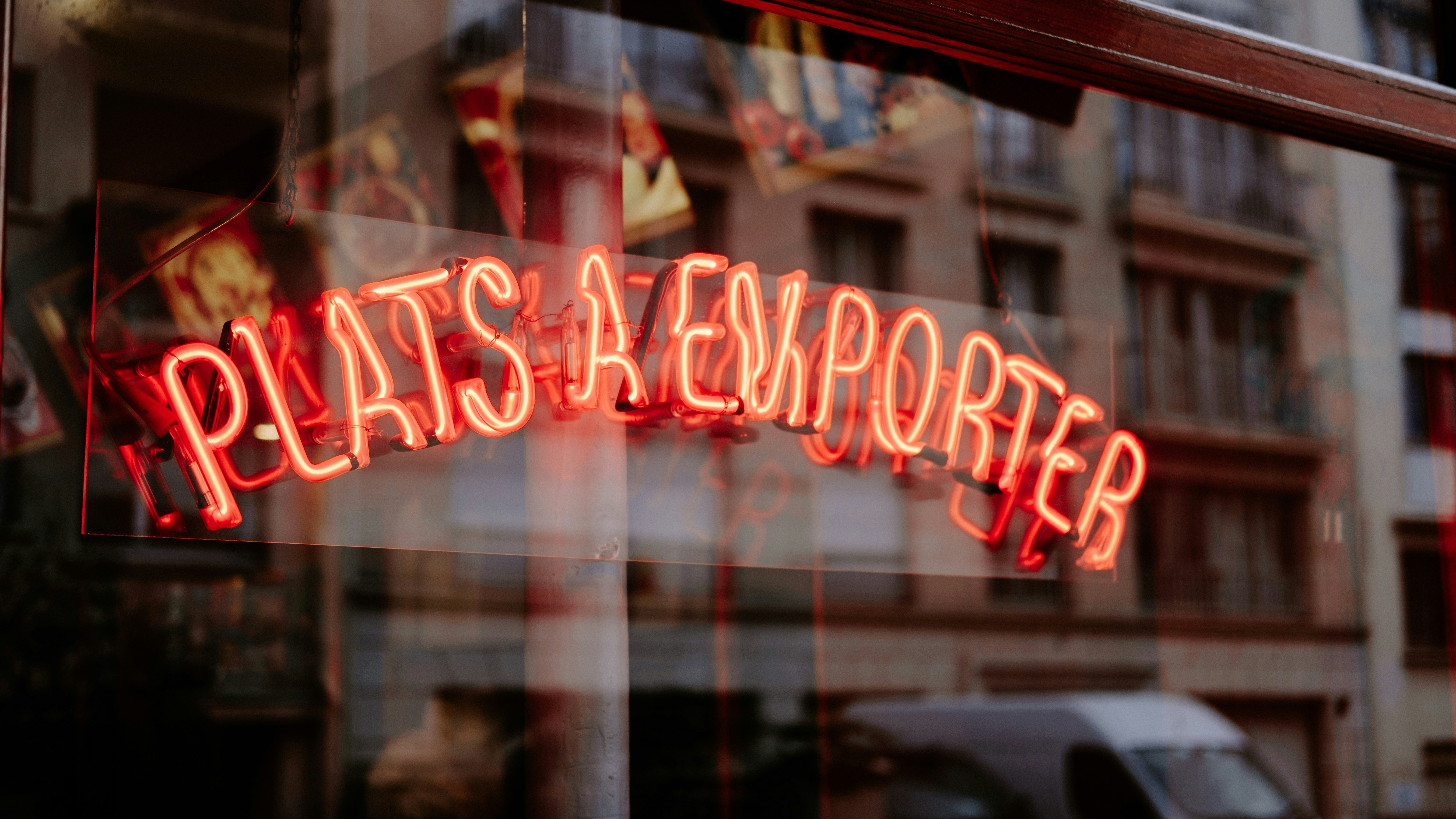 Une vitrine avec une enseigne au néon dans la fenêtre