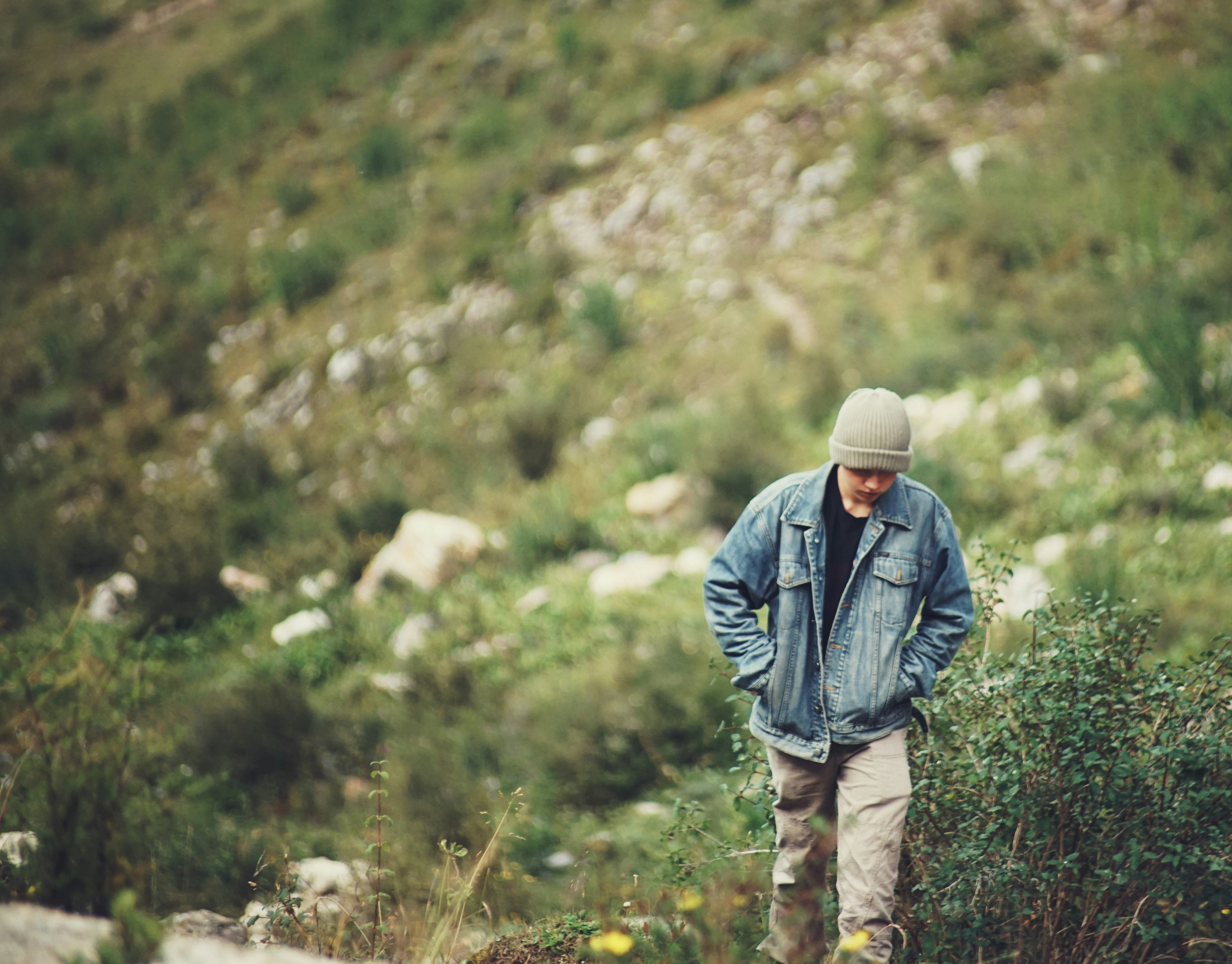 Un hombre parado en un campo con un sombrero puesto foto – Imagen de ...