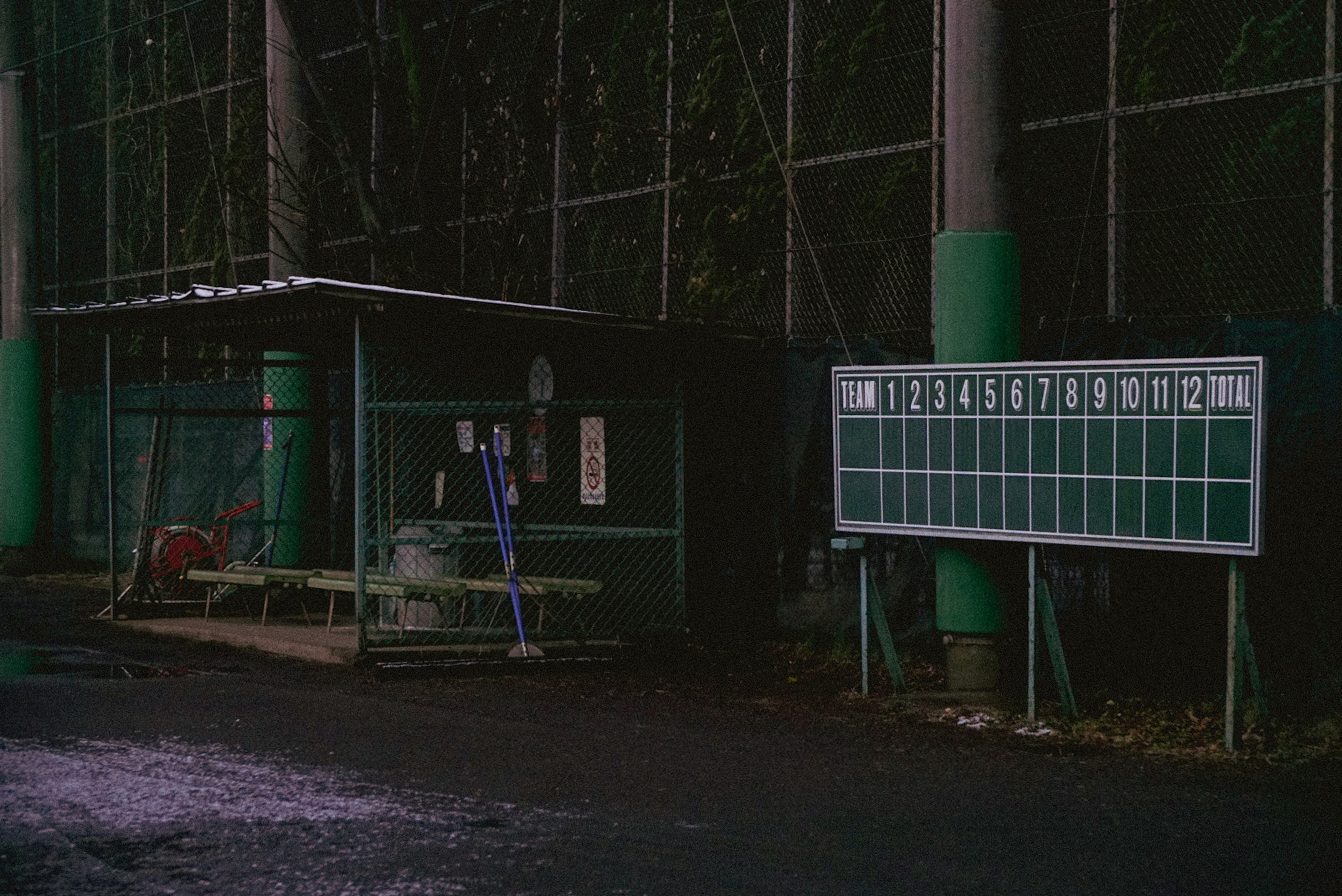 um edifício com um sinal ao lado dele