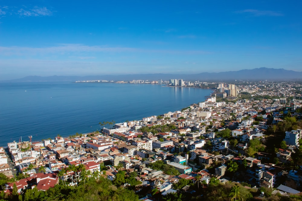 um grande corpo de água cercado por uma cidade