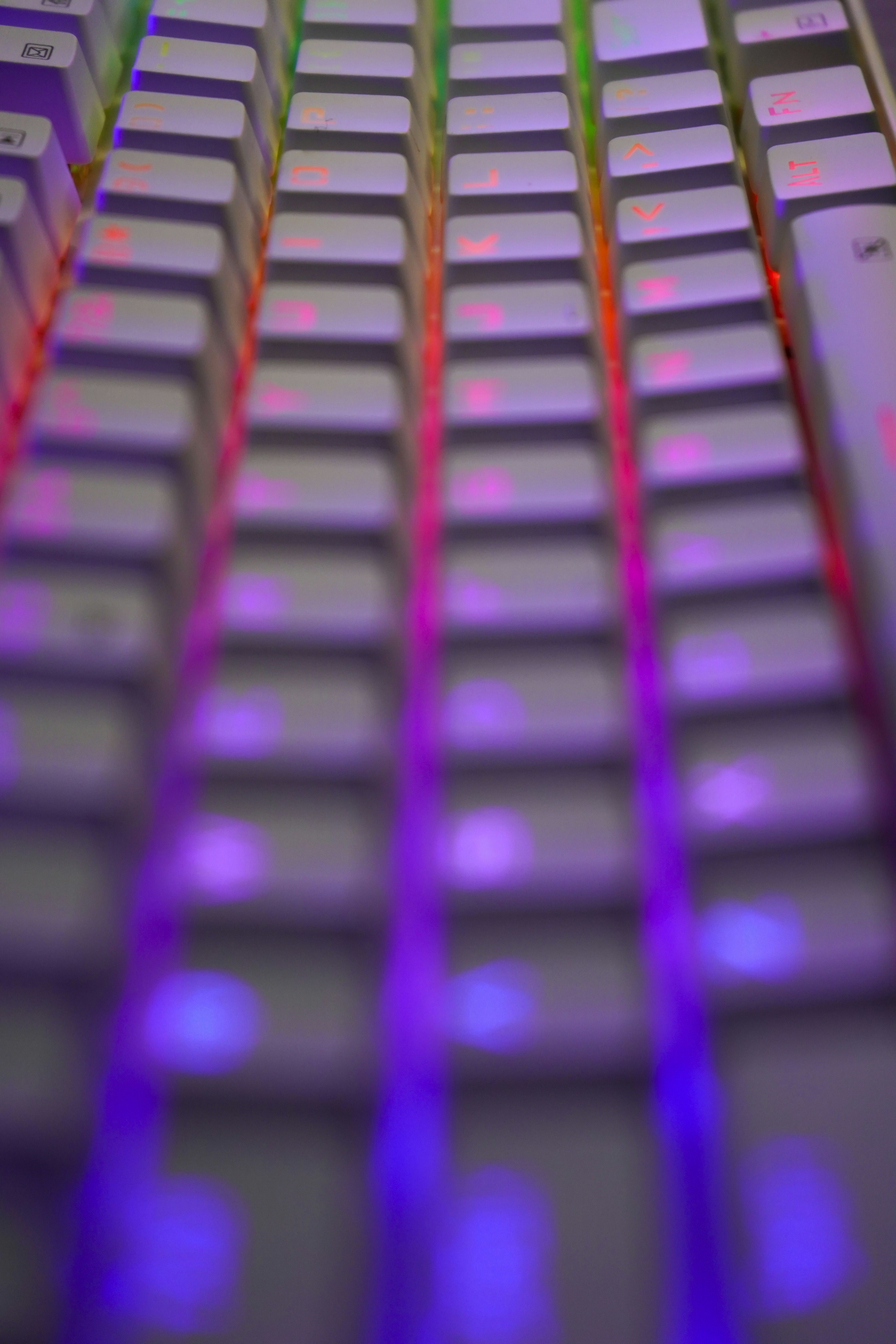 Un primer plano del teclado de una computadora con muchos colores