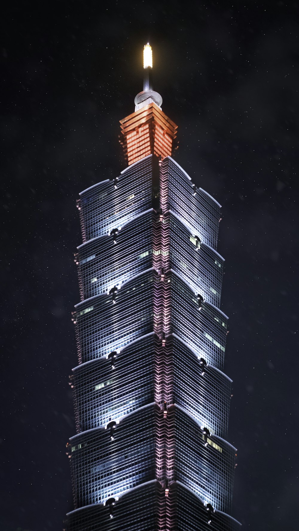 Ein hohes Gebäude mit einem Licht darauf