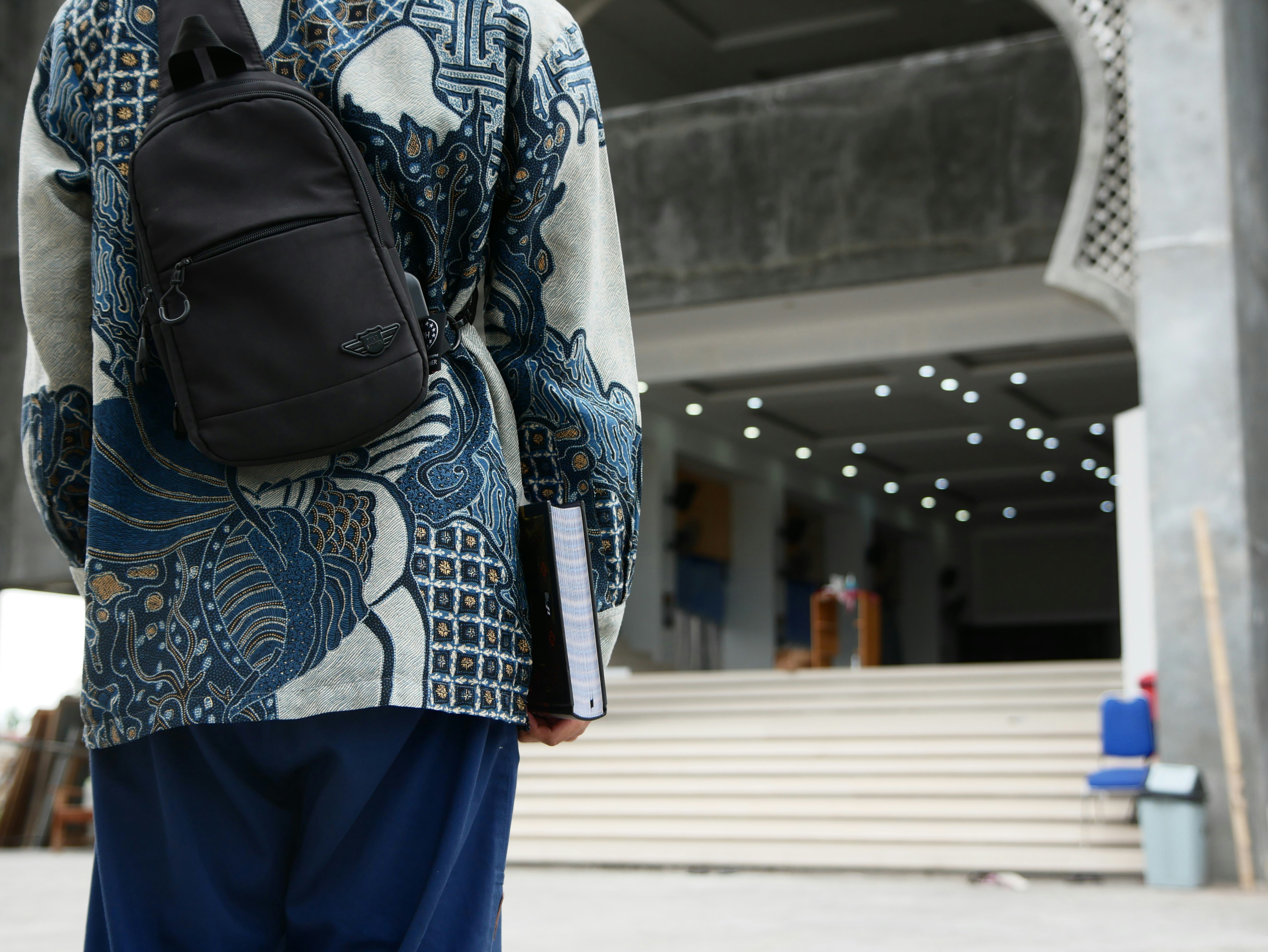 seseorang dengan ransel di punggung mereka
