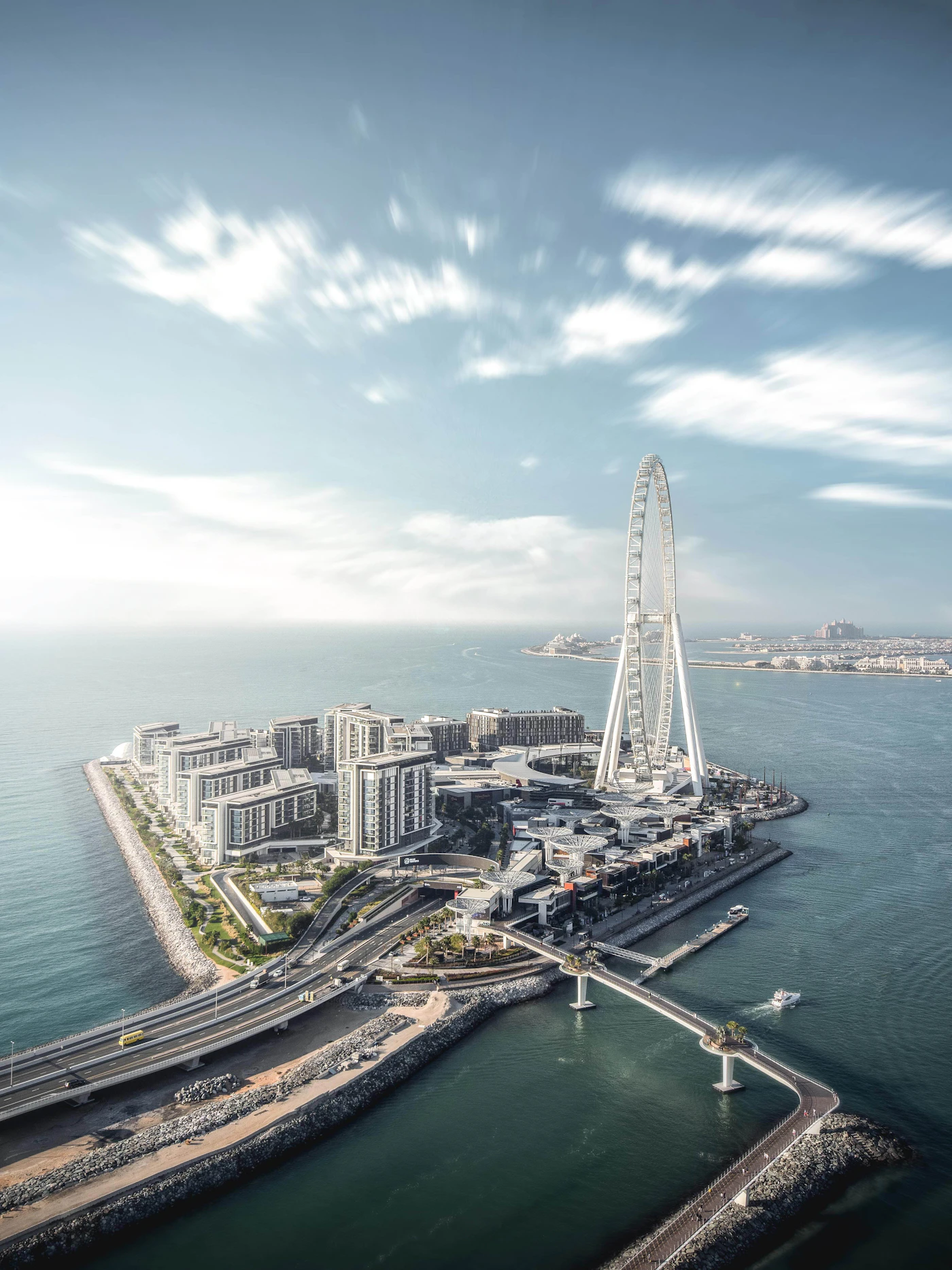 Bluewaters Island mit Ain Dubai vor der Küste von JBR