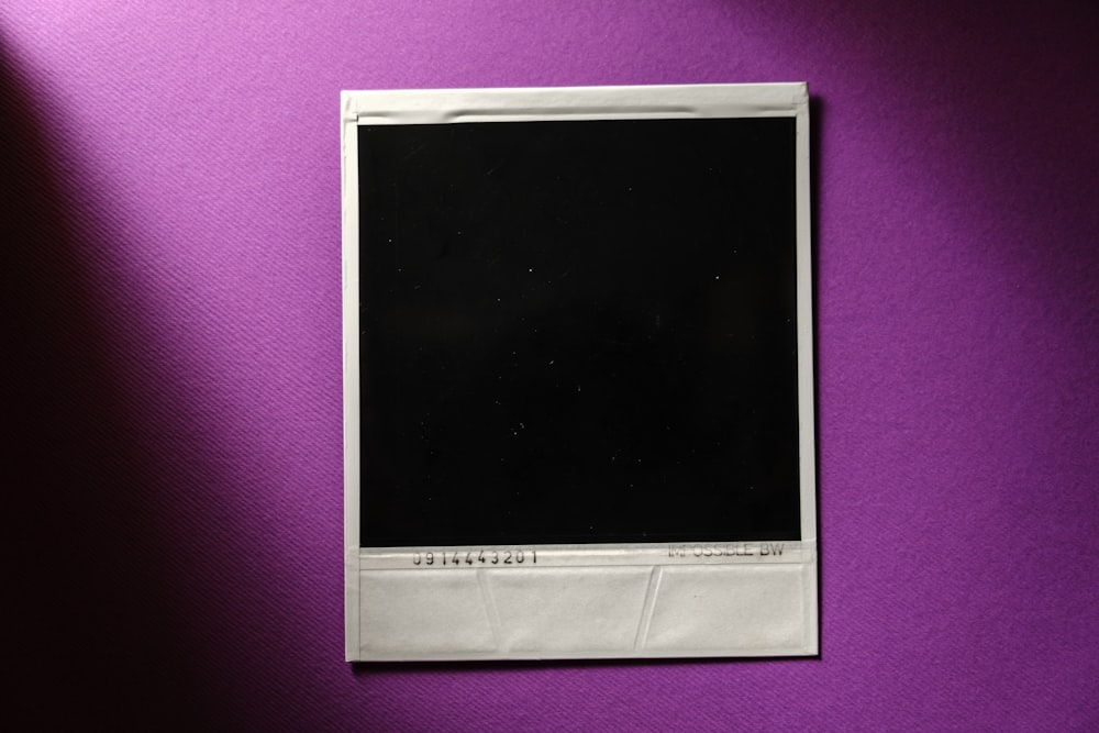 une photo d’un téléphone cellulaire sur une surface violette