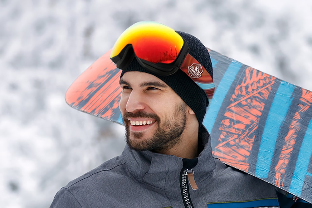 Un uomo con uno snowboard in testa