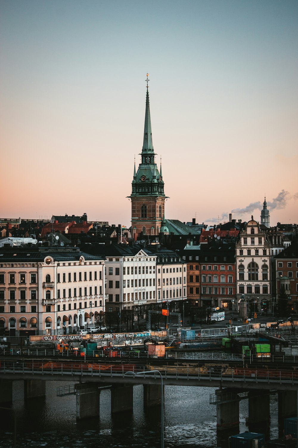 Blick auf eine Stadt mit einer Brücke im Vordergrund