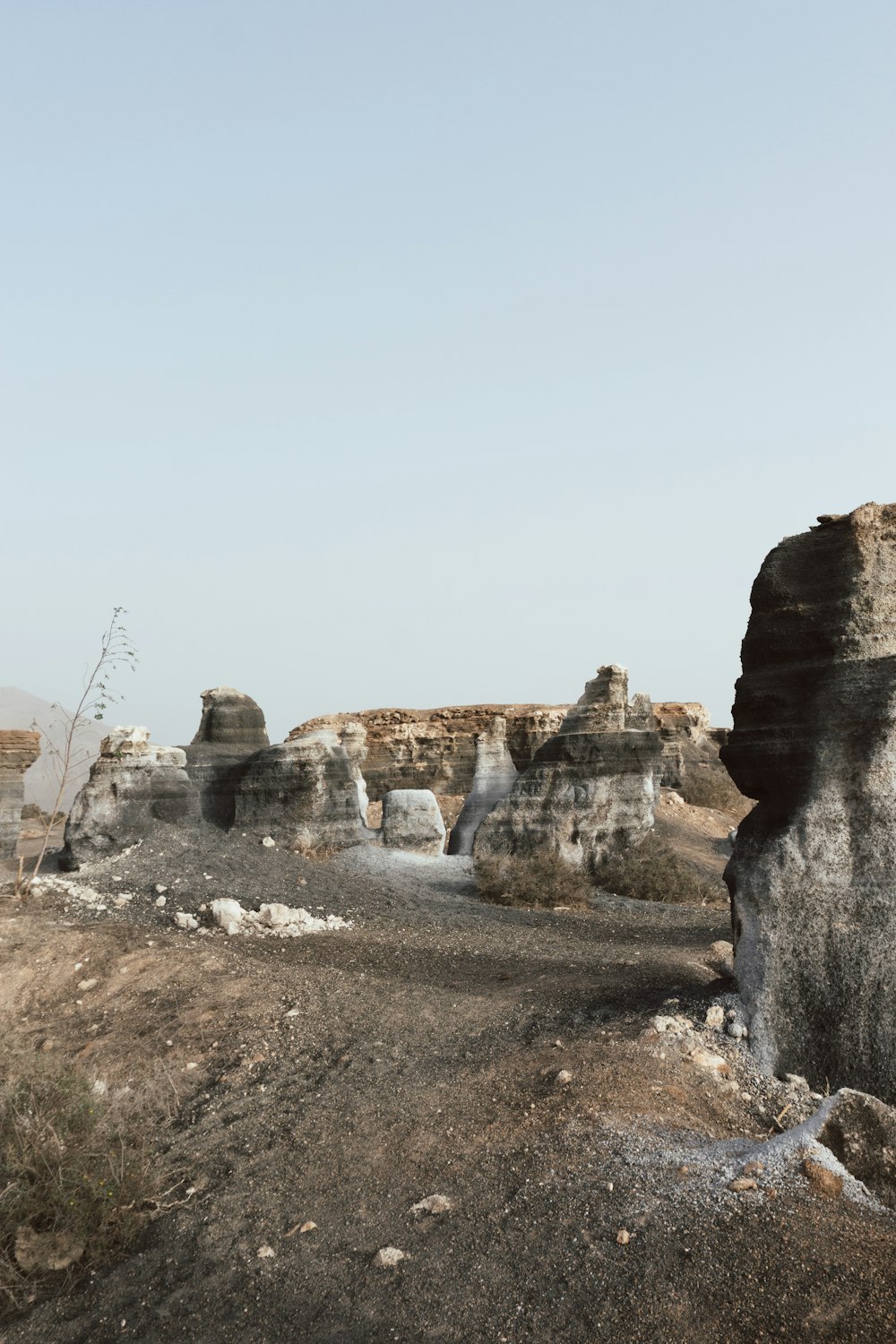 Una strada sterrata circondata da rocce nel deserto