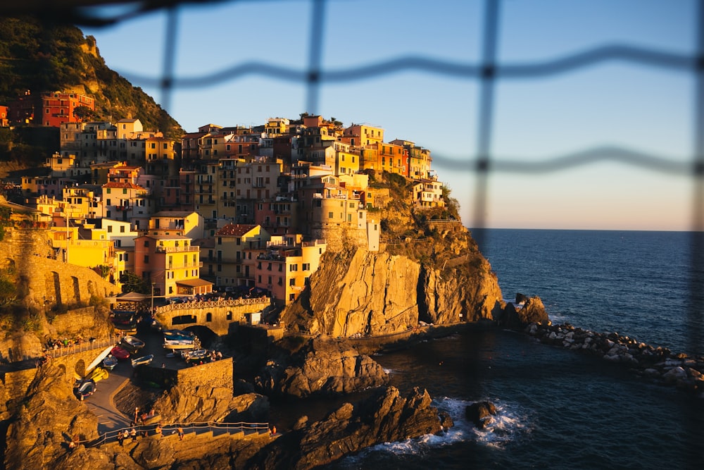 une vue d’un village sur une falaise au bord de l’océan