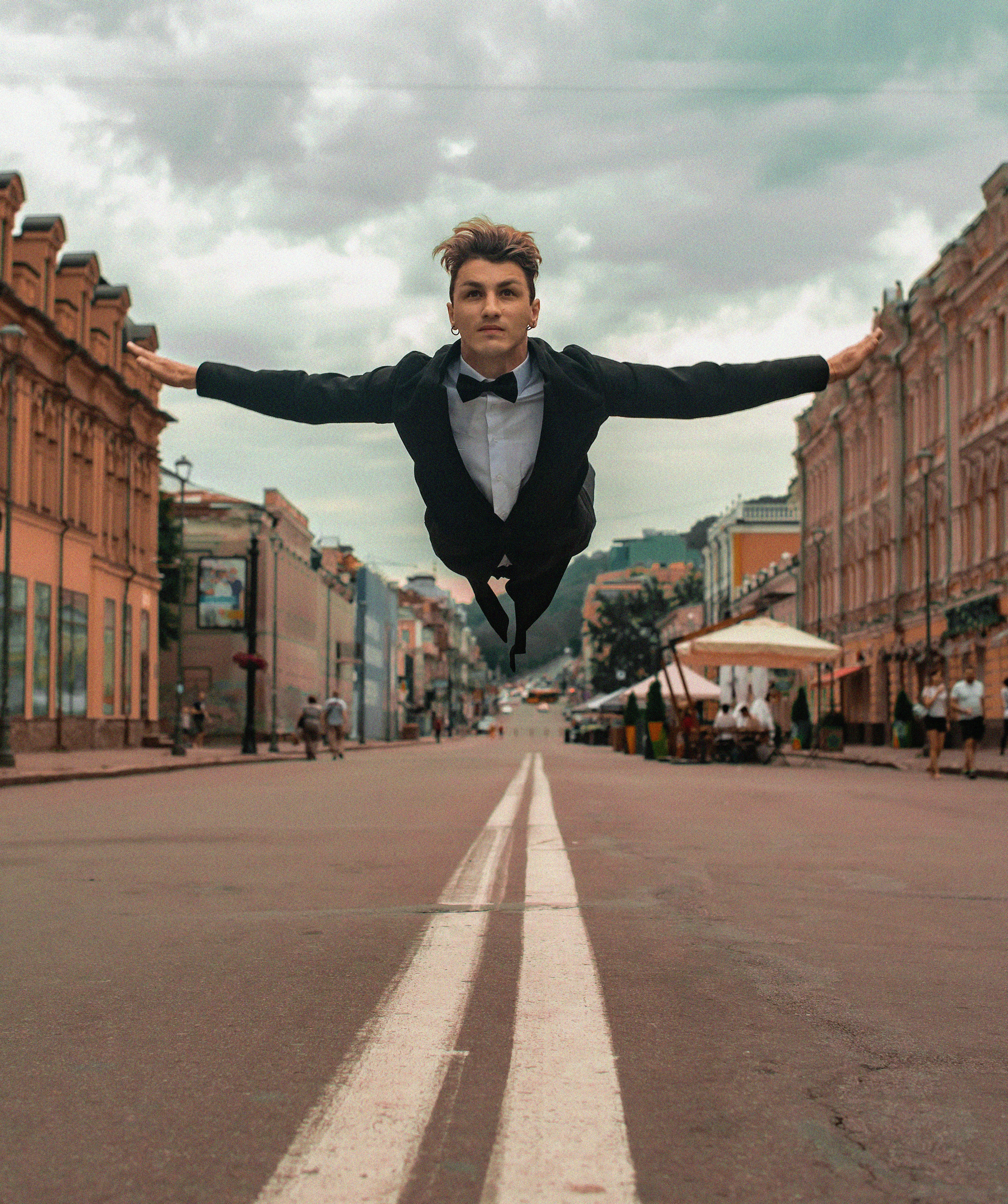 Un hombre con esmoquin saltando en el aire foto – Imagen de Retrato ...