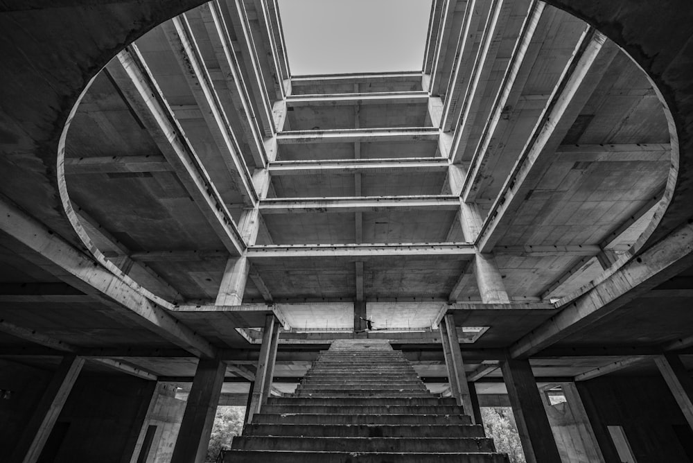 Un edificio muy alto con algunas escaleras que suben