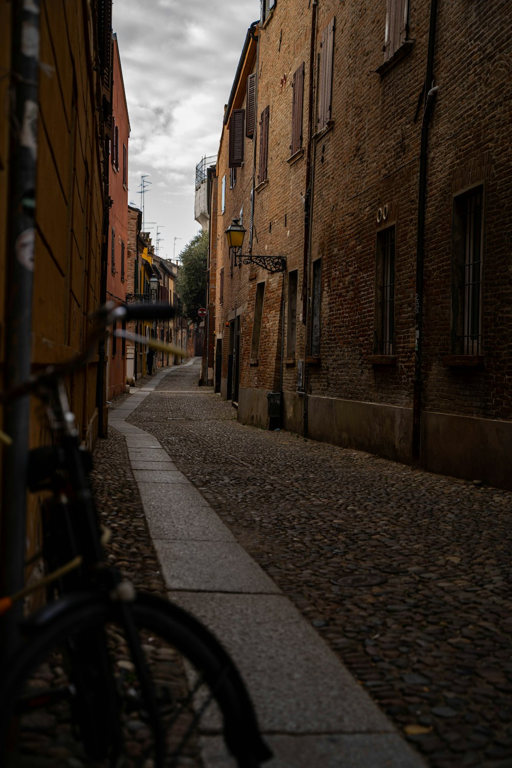 a bike is parked on a cobblestone street