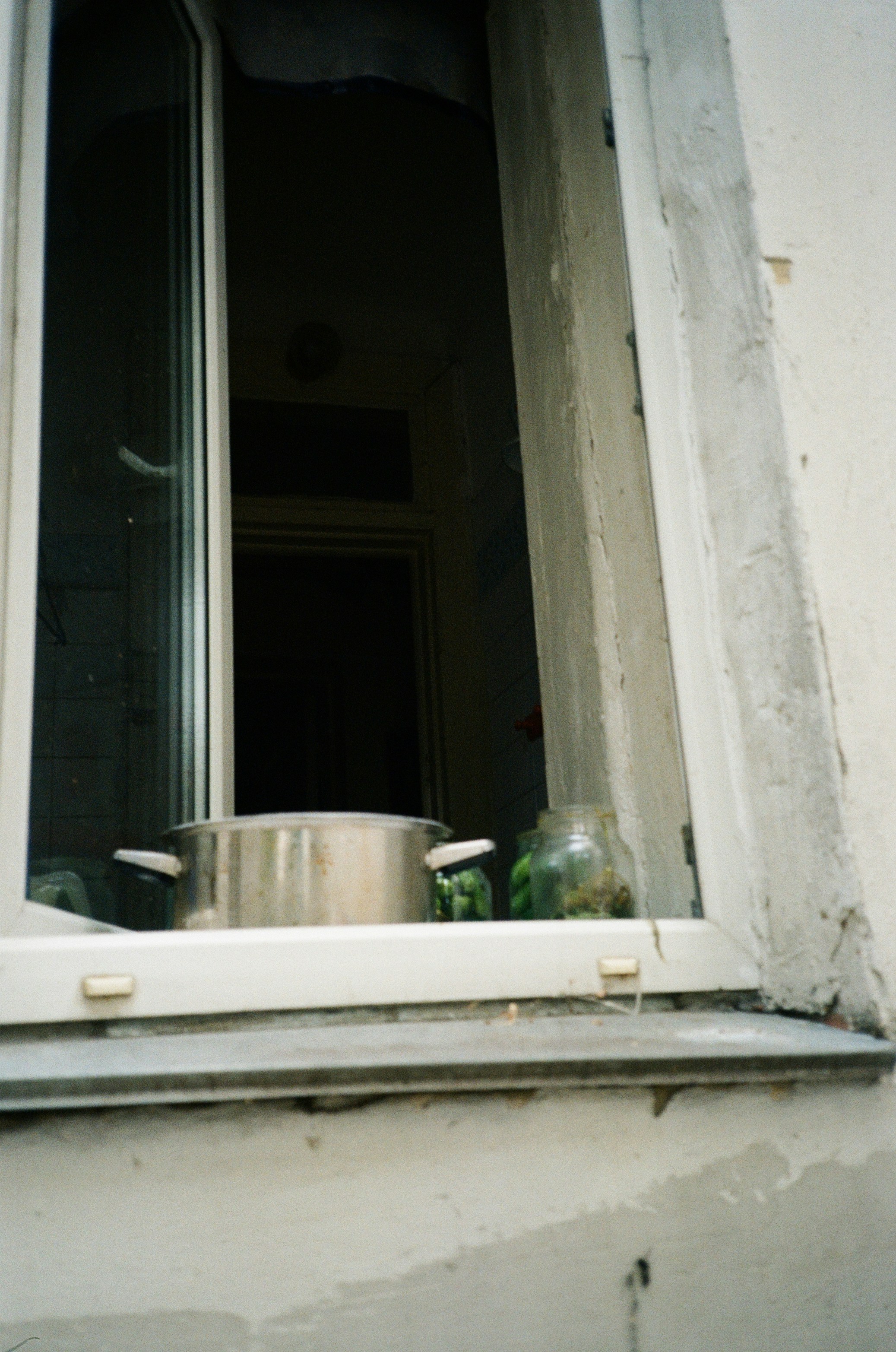 A pan is sitting on a window sill photo – Free Home Image on Unsplash