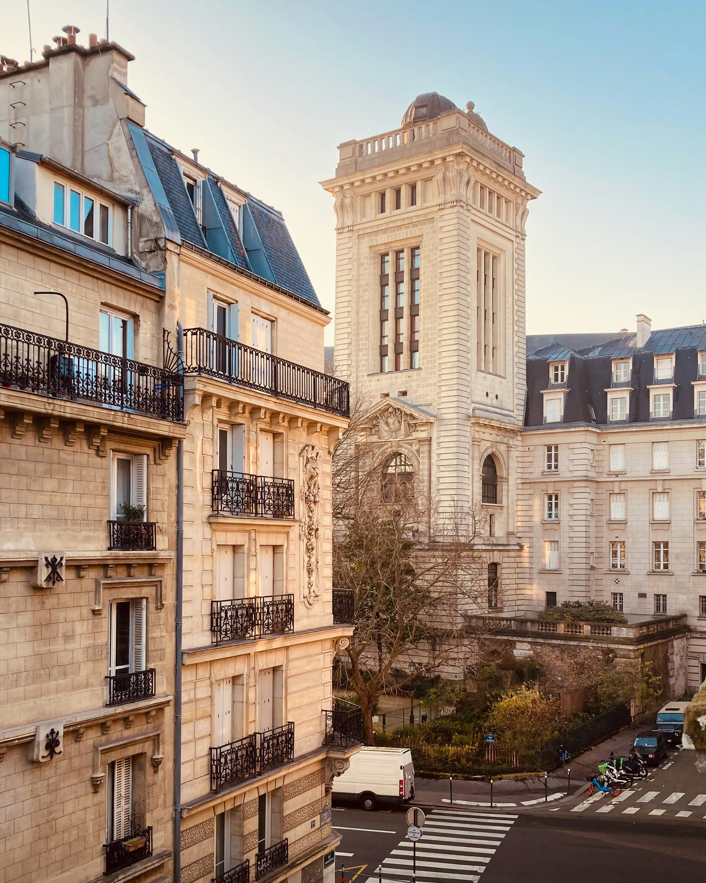 Un edificio alto con una torre dell'orologio accanto ad altri edifici