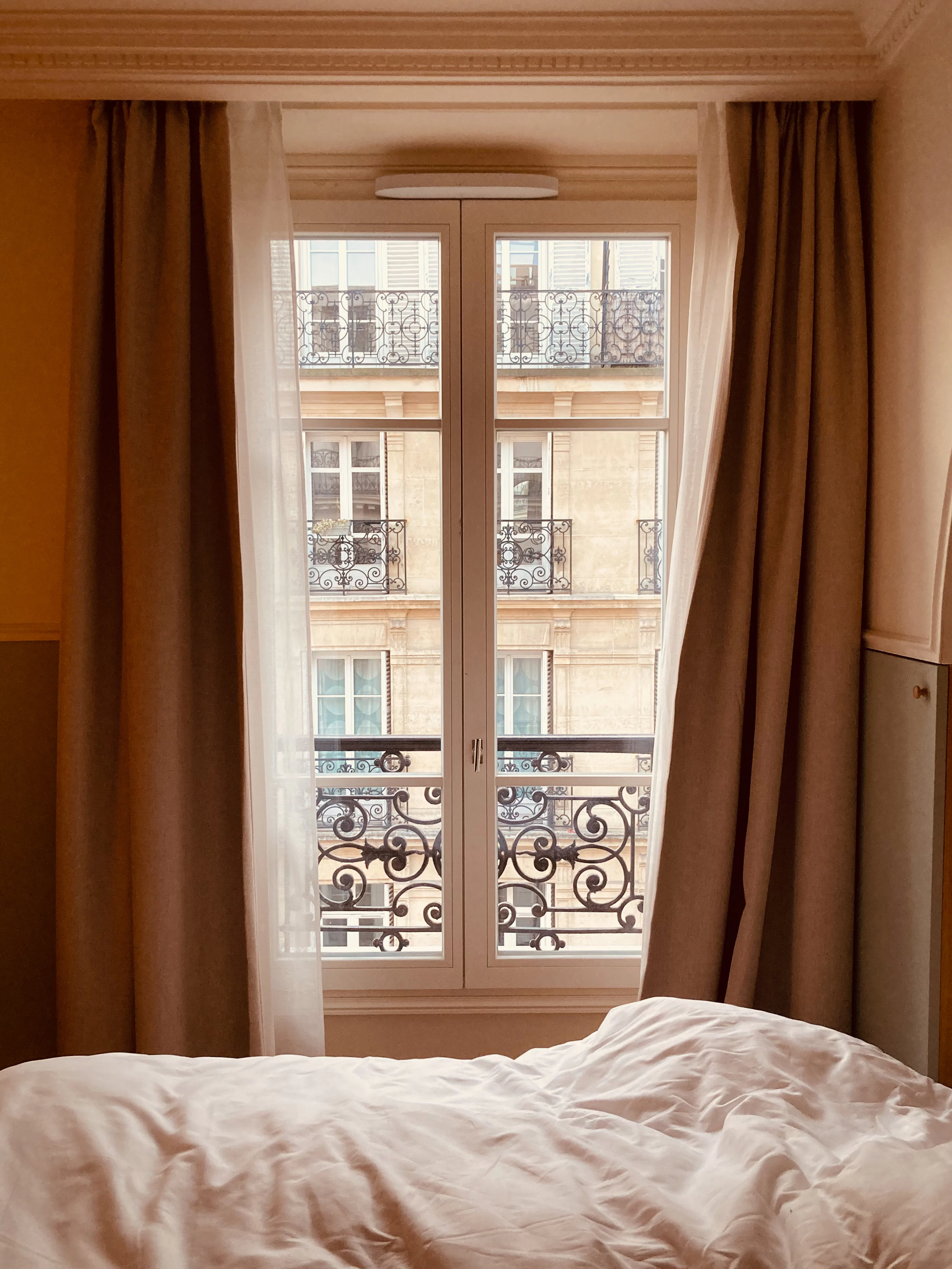 Fenêtre d'un appartement parisien ouvrant sur un balcon