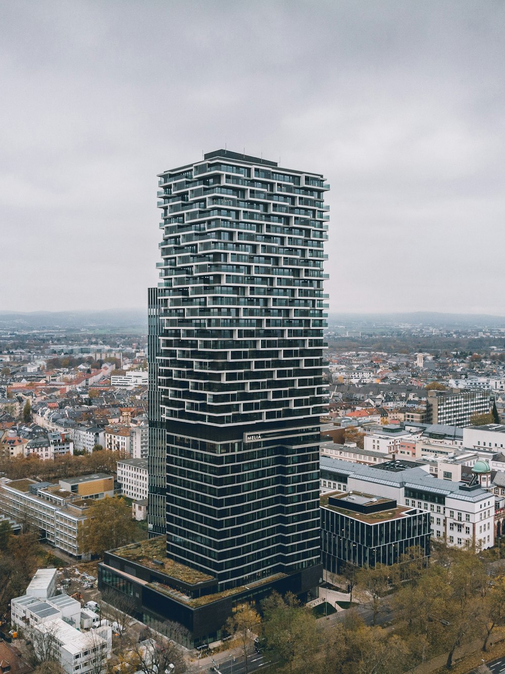 Una vista aérea de un edificio alto en una ciudad