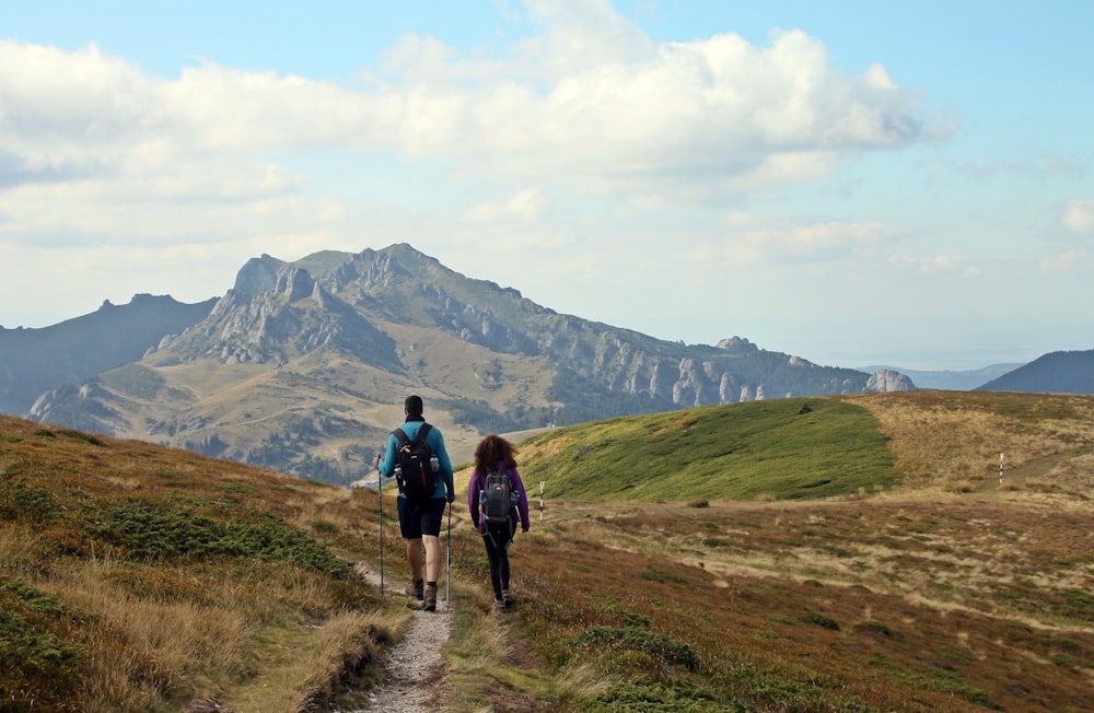 Un par de personas que están caminando por un sendero