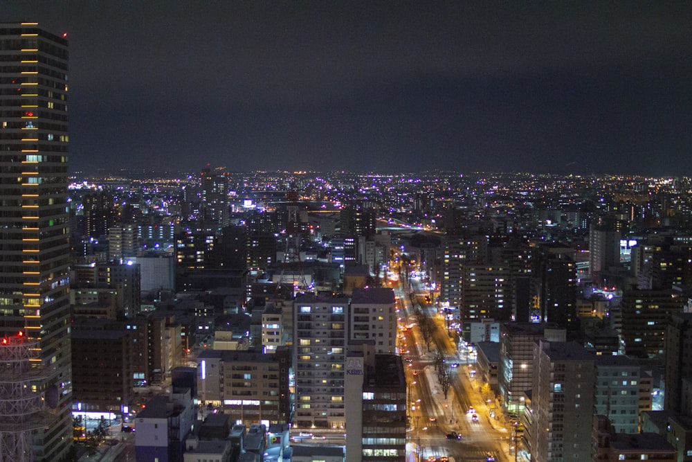 Una vista de una ciudad por la noche desde lo alto de un edificio