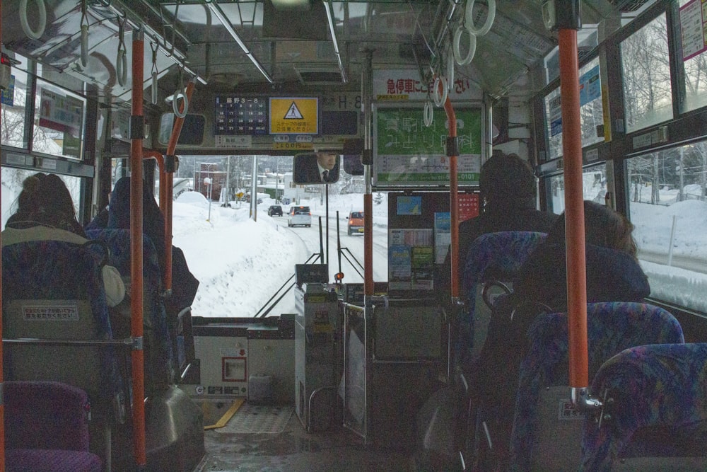 Un autobús lleno de muchos asientos cubiertos de nieve