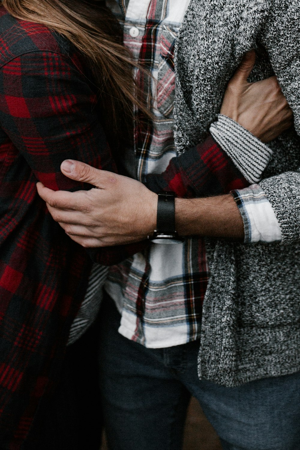 un couple de personnes debout l’une à côté de l’autre