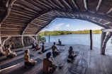 Un groupe pratiquant le yoga devant un enseignant en plein air 