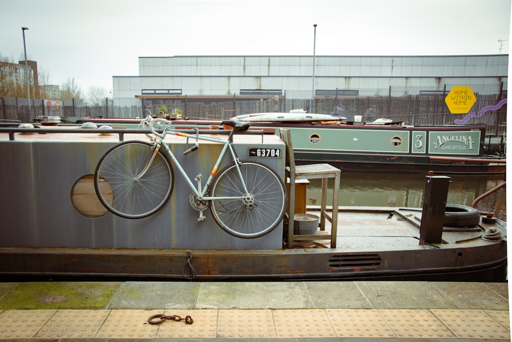 Ein Fahrrad ist an der Seite eines Bootes geparkt
