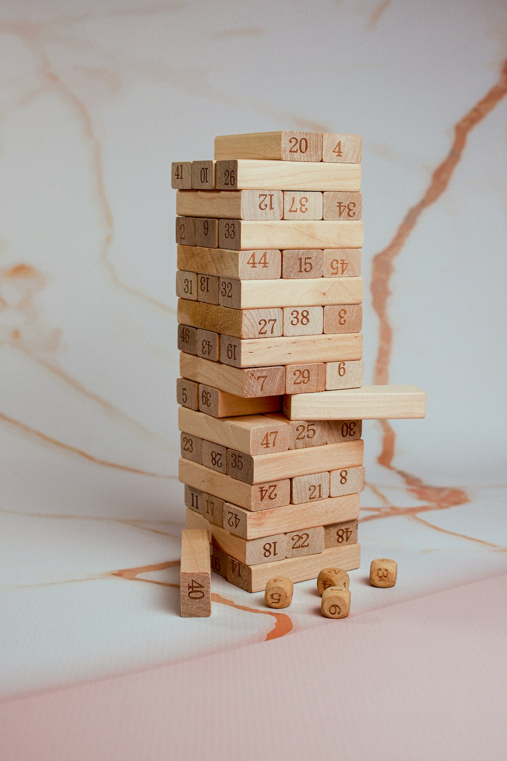 une pile de blocs de bois avec des chiffres dessus