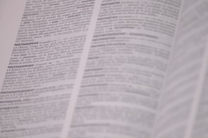 A page from a dictionary is open, displaying text in French with definitions related to photography. The text is in black and white, and the focus is on the central column with parts of the surrounding text slightly out of focus.