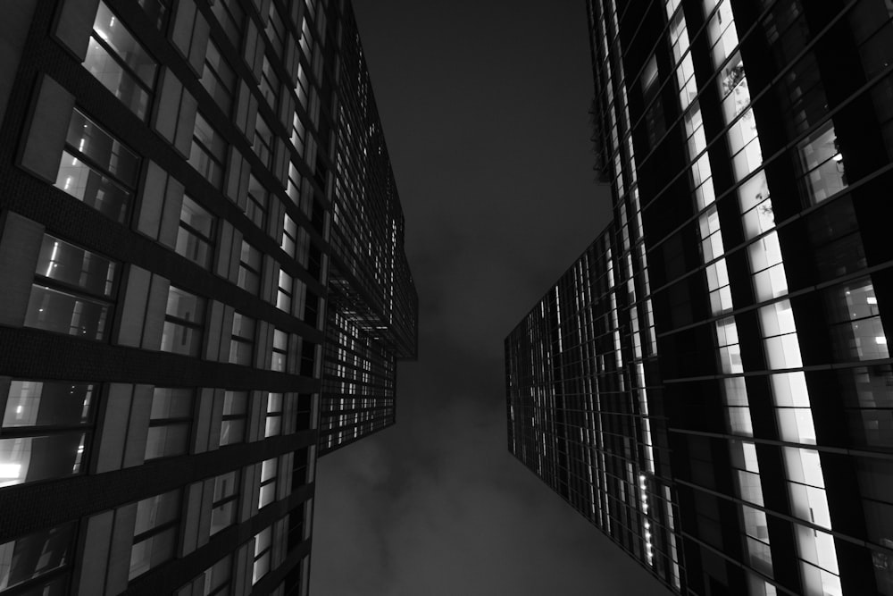 두 개의 고층 건물의 흑백 사진