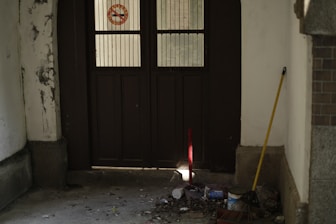 Het laatste bouwafval verwijderen